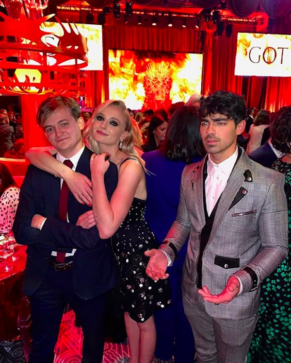 A foto compartilhada por Joe Jonas na qual ele aparece ao lado da namorada, a atriz Sophie Turner, que está abraçada ao ator Jack Gleeson (Foto: Instagram)