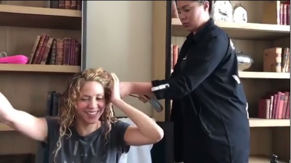 A cantora Shakira cuidando de seus cabelos (Foto: Instagram)