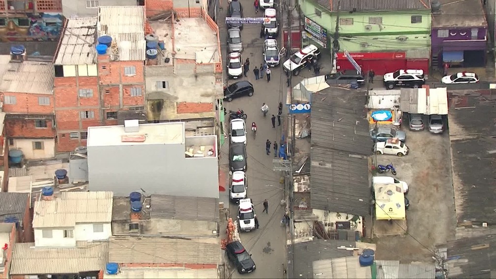 Polícia Civil faz operação contra tráfico de drogas em Paraisópolis, na Zona Sul de SP — Foto: Reprodução/TV Globo