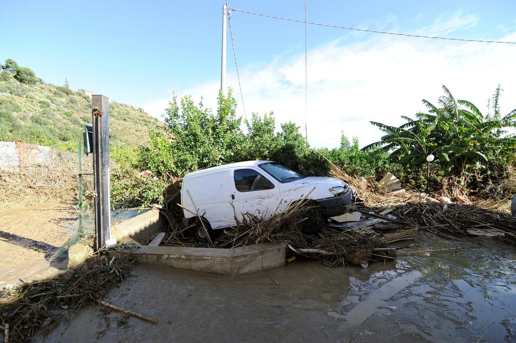 Carro empurrado por inundações na região de Palermo, Itália — Foto: REUTERS/Guglielmo Mangiapane