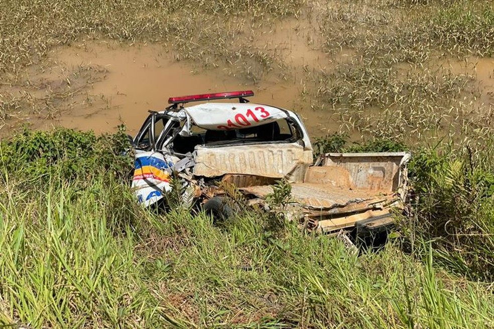 Caminhão desgovernado bate em viatura da PM na BR-356, em Muriaé — Foto: Rádio Muriaé/Reprodução