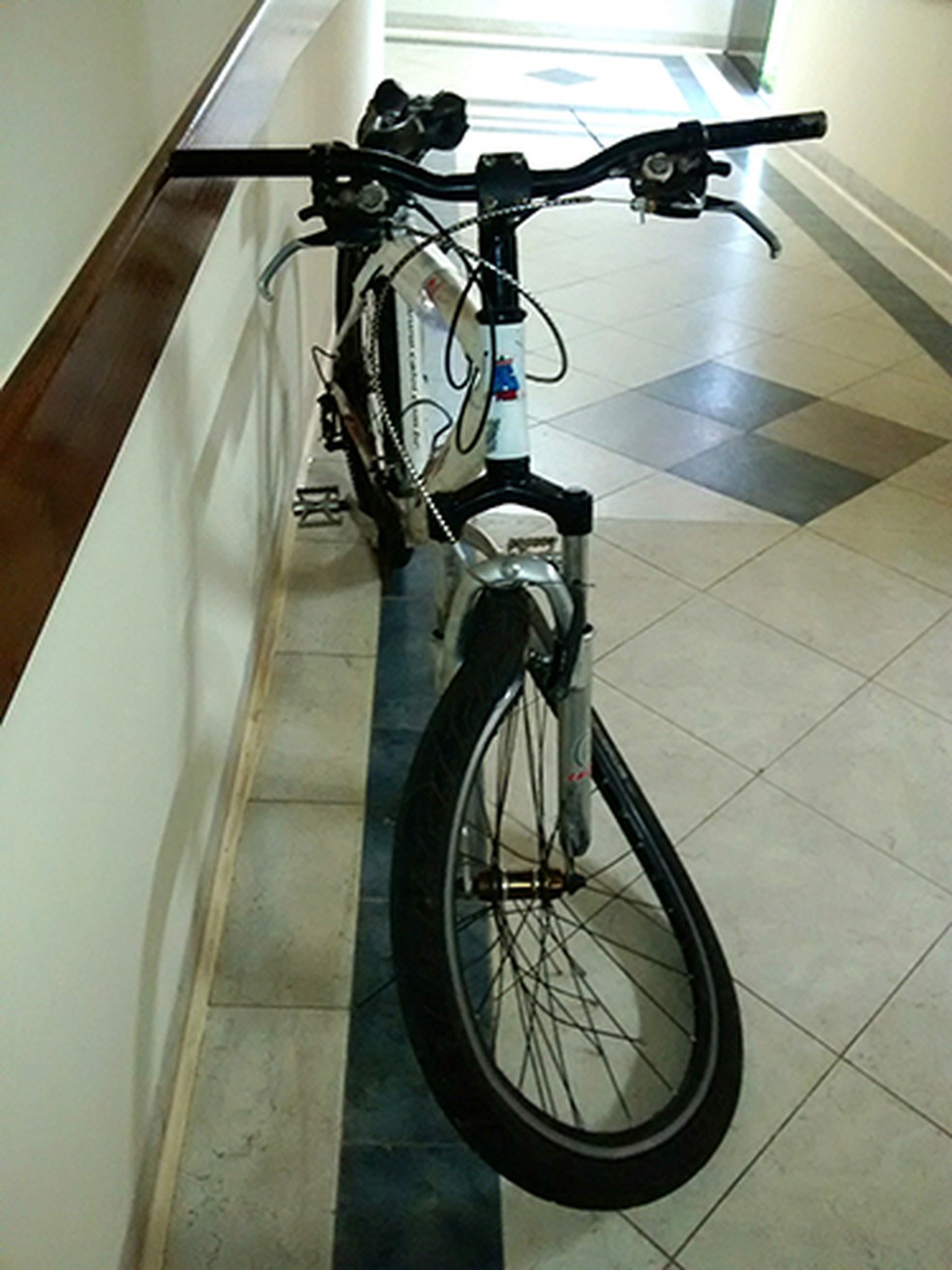 Não há informações de quem jogou bicicleta em policial (Foto: Site Assiscity.com/Divulgação )