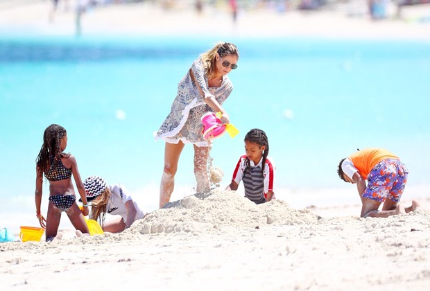 Heidi Klum e os filhos brincando na areia (Foto: AKM-GSI)