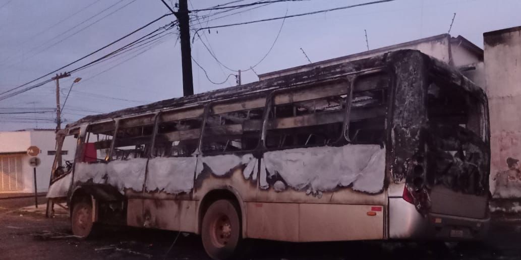 VÍDEO: ônibus pega fogo no Centro de Araguari