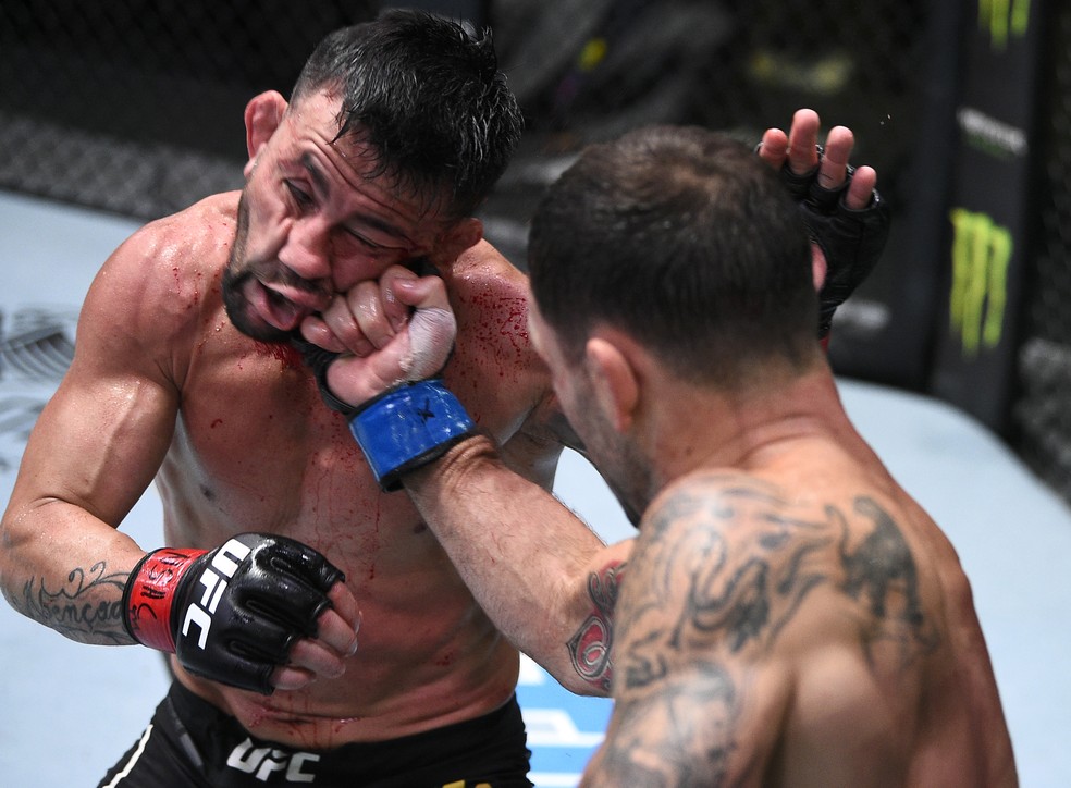 Frankie Edgar mostrou mais precisão que Pedro Munhoz na trocação — Foto: Getty Images