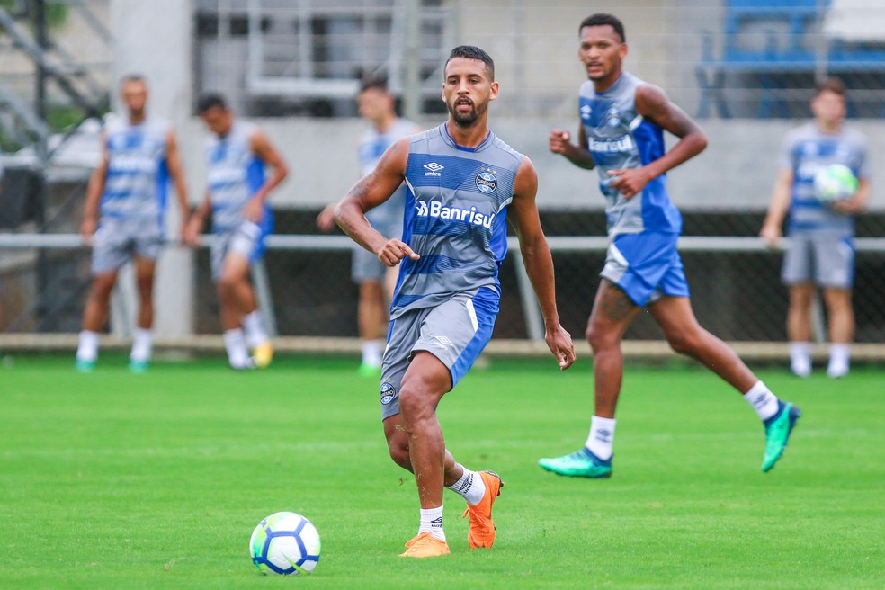 Michel briga com Jailson e Cícero por uma vaga, mas ainda se recupera de lesão (Foto: Lucas Uebel/Grêmio)