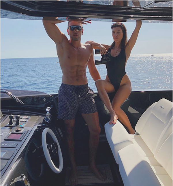 A socialite Kourtney Kardashian na companhia do namorado, o modelo Younes Bendjima, de férias na Itália (Foto: Instagram)