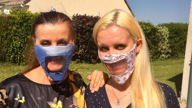 BBC: Kelly Morellon (à direita) e sua mãe, Sylvie, criaram uma máscara facial com uma janela transparente. (Foto: VIA BBC)