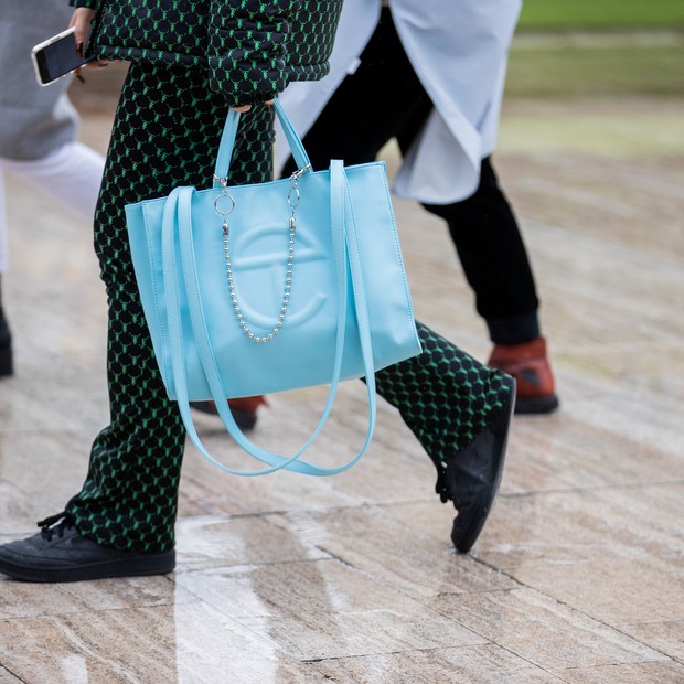 PARIS, FRANCE - MARCH 02: A guest is seen wearing blue bag outside Y/Project during Paris Fashion Week - Womenswear Fall/Winter 2020/2021 : Day Eight on March 02, 2020 in Paris, France. (Photo by Christian Vierig/Getty Images) (Foto: Getty Images)