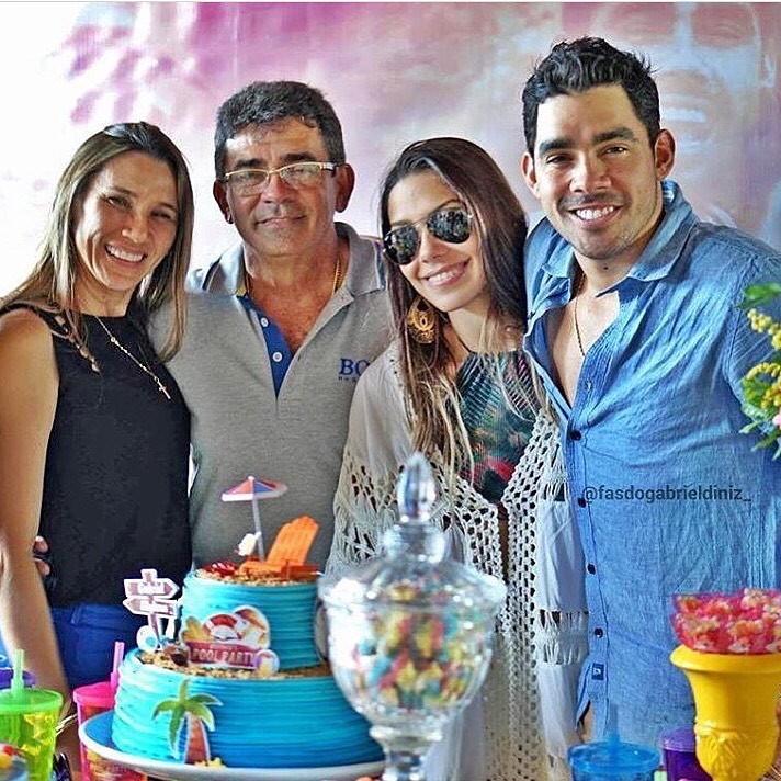 Gabriel Diniz com o pai, a mãe e a irmã (Foto: Reprodução/Instagram)