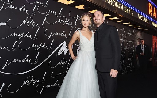 Vestida de 'noiva', Jennifer Lawrence lança filme com namorado cineasta
