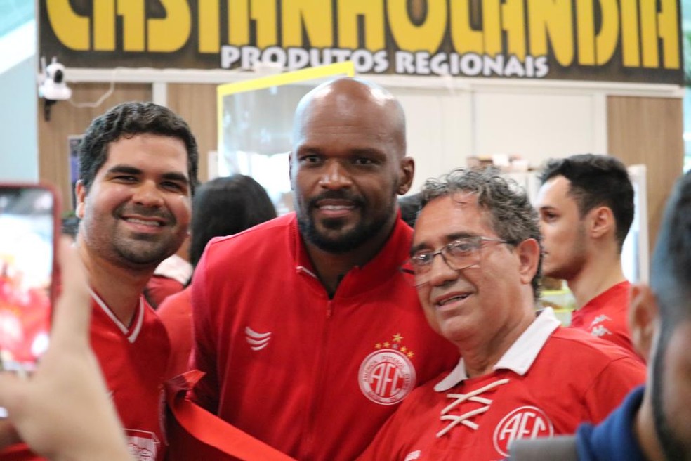Zagueiro Edson Silva recebendo carinho dos torcedores do América-RN — Foto: Augusto César Gomes/ge