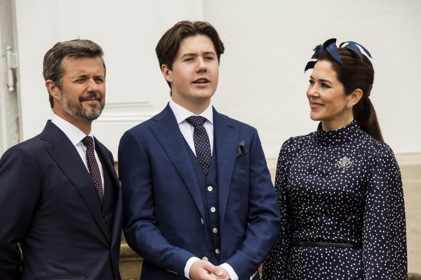 O Príncipe Frederik e a Princesa Mary com o filho mais velho, Príncipe Christian (Foto: Getty Images)