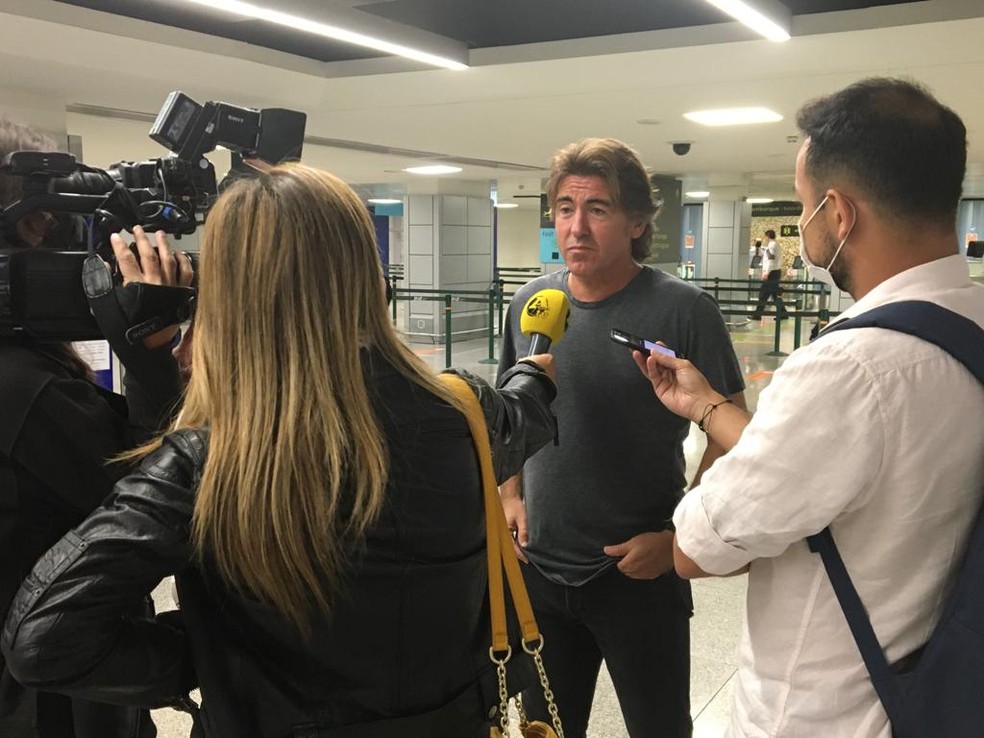 Ricardo Sá Pinto no aeroporto em Lisboa — Foto: ge