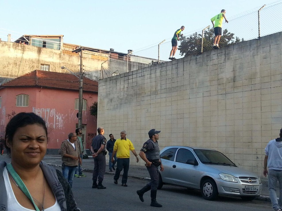 Jovens tentam fugir da Fundação Casa no Brás nesta quarta-feira (23) (Foto: Arquivo Pessoal)