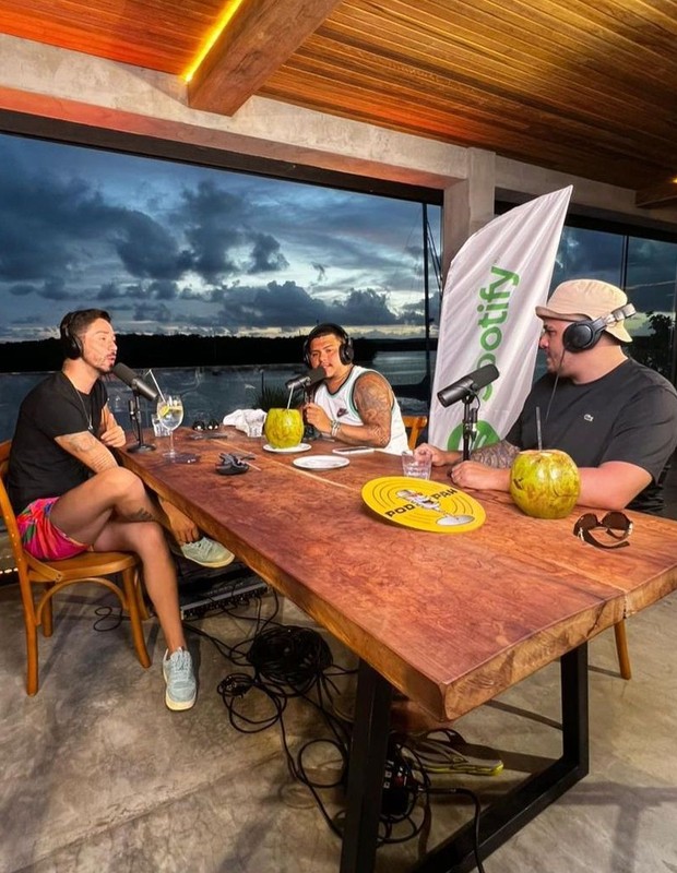 Rico Melquíades conversa com  Igão e Mitico, os hosts do Podpah (Foto: Divulgação)