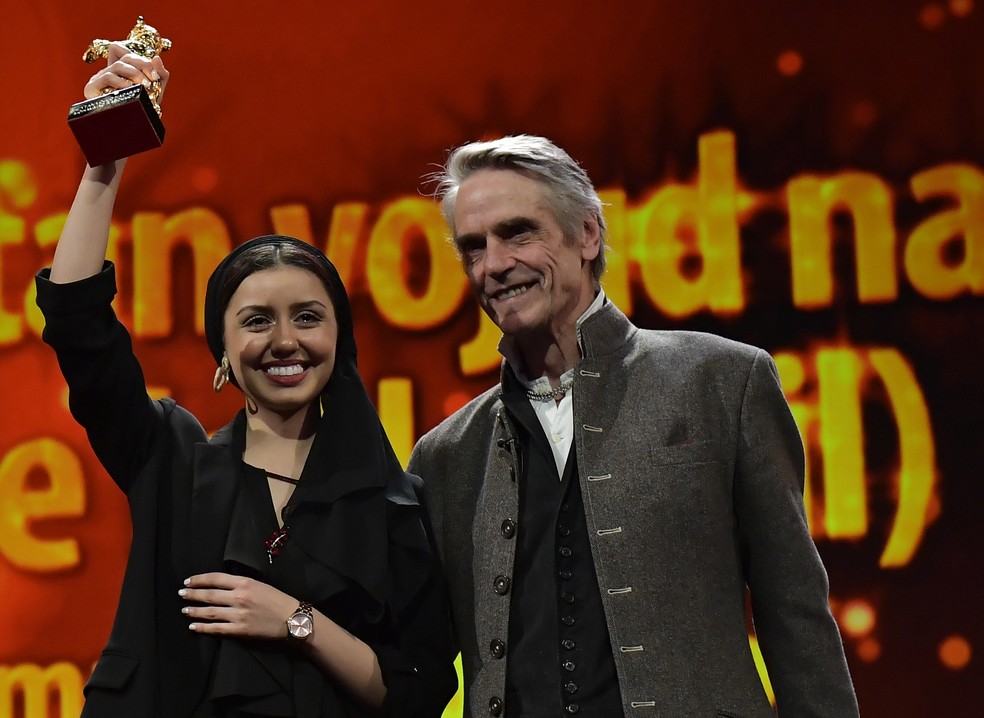 A atriz iraniana Baran Rasoulof posa com o Urso de Ouro de melhor filme do Festival de Berlim 2020 ao lado do presidente do júri, o ator britânico Jeremy Irons — Foto: Tobias Schwarz/AFP