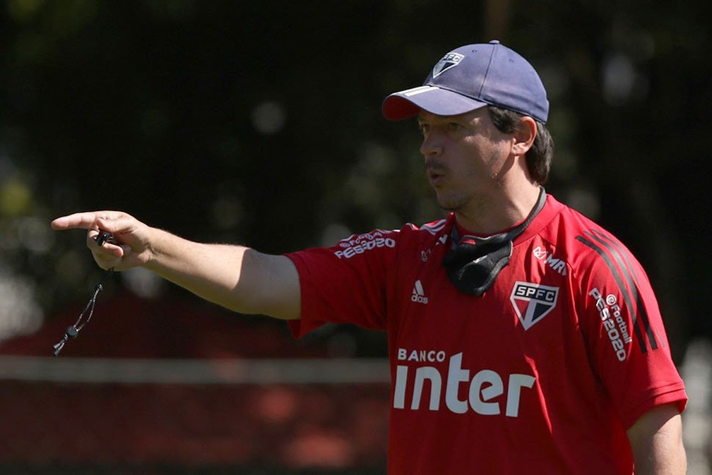 Fernando Diniz comanda treino do São Paulo na manhã deste sábado — Foto: Rubens Chiri/saopaulofc.net