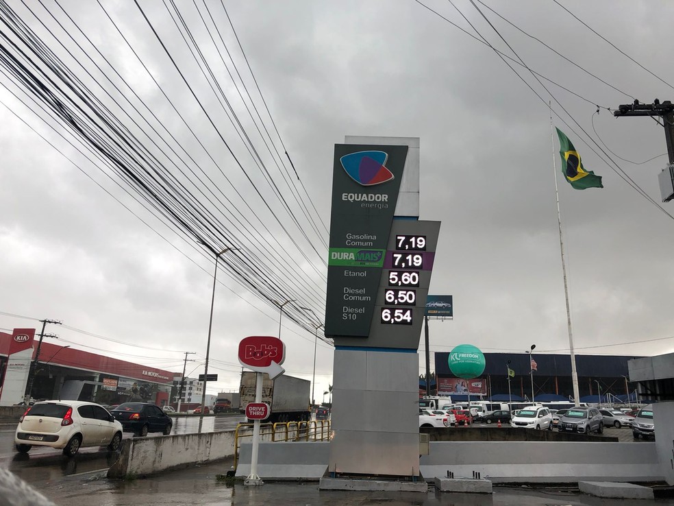 Posto na Torquato Tapajós está vendendo gasolina a R$ 7,19.  — Foto: Matheus Castro/g1