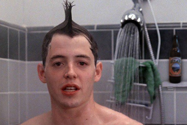 Ferris Bueller (Matthew Broderick) na cena inicial de Curtindo a Vida Adoidado (1986) (Foto: Reprodução)