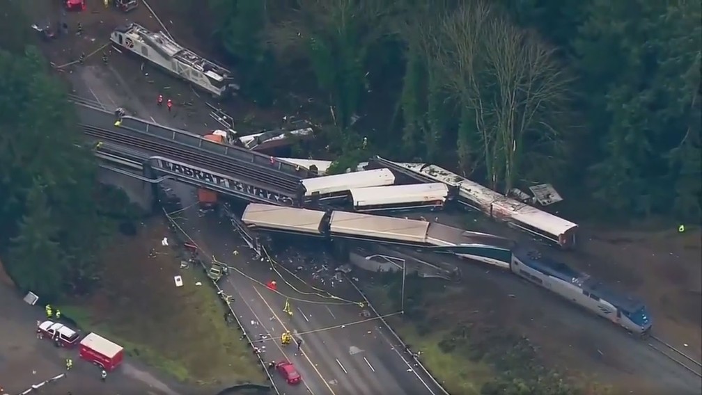 Imagem aérea mostra acidente de trem que ocorreu nesta segunda-feira (18) no estado de Washington (Foto: NBC)
