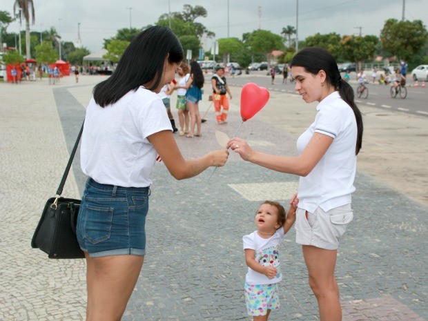 Balões com mensagens contra preconceito foram distribuídos (Foto: Jamile Alves/G1 AM)