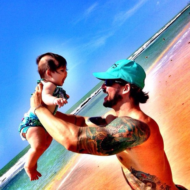 Rodrigo brinca com a filha (Foto: Reprodução / Instagram)