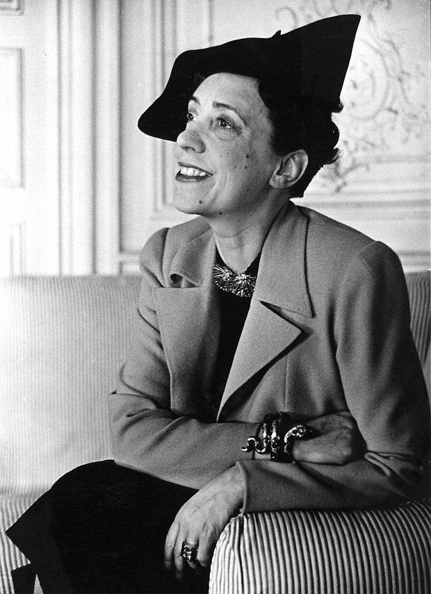 Elsa Schiaparelli wearing a jacket of her new magenta colour known as “shocking” (Foto: Getty Images)