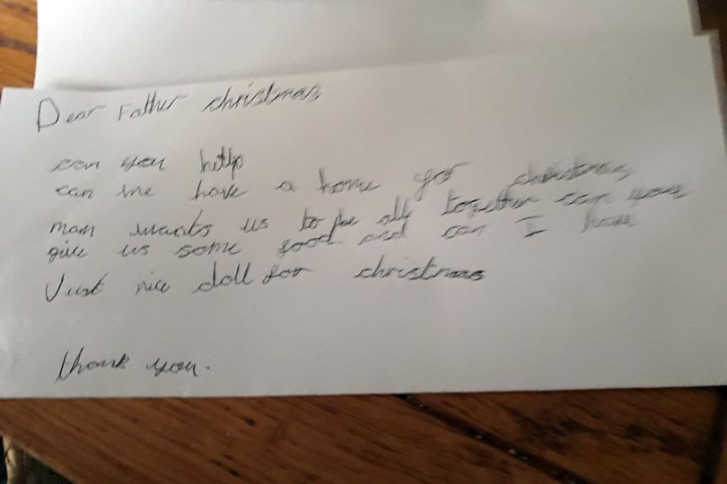 Menina emociona com carta para Papai Noel  (Foto: @GerardWoodhous1/Twitter)