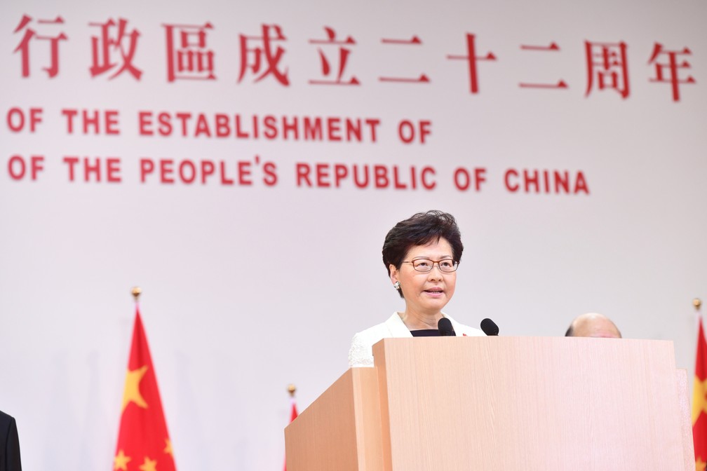 A chefe do Executivo de Hong Kong, Carrie Lam, durante cerimônia pelo 22º aniversário da transferência do territória à China — Foto: REUTERS/Hong Kong Information Service Department