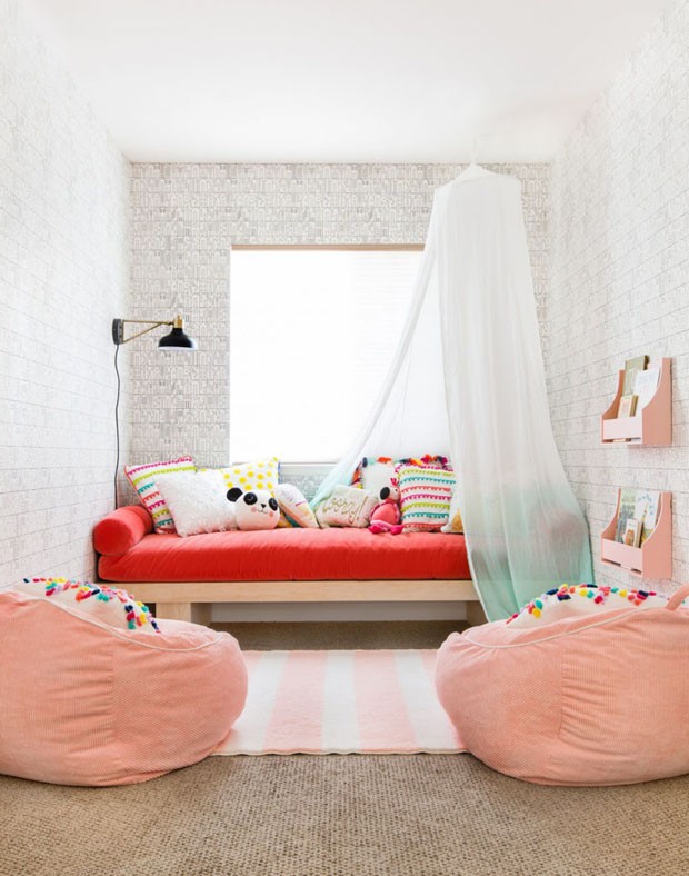 Décor do dia: quarto infantil em tons pastel e papel de parede em preto e branco (Foto: Divulgação)
