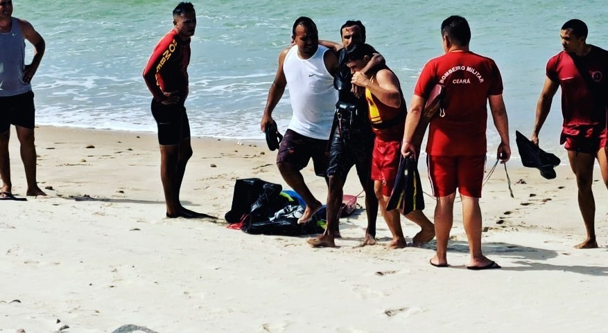 Kitesurfista é resgatado no mar após equipamento cair na água em praia da Grande Fortaleza