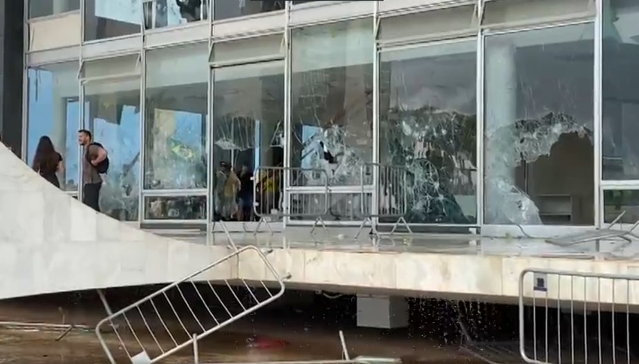 Vidros do Palácio do Planalto quebrados