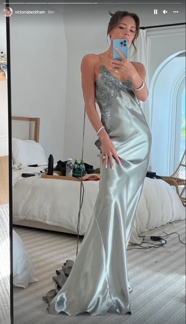 O vestido usado por Victoria Beckham no casamento do filho mais velho dela, Brooklyn Beckham, com a atriz Nicola Peltz (Foto: Instagram)