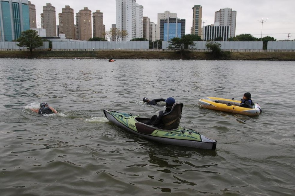 Fabiano nadando com a Sofia no bote — Foto: Divulgação