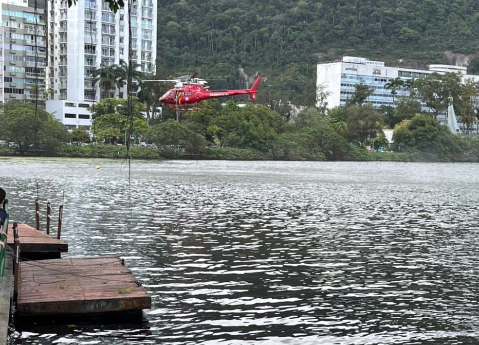 Bombeiros buscam helicóptero que caiu na Lagoa — Foto: Reprodução