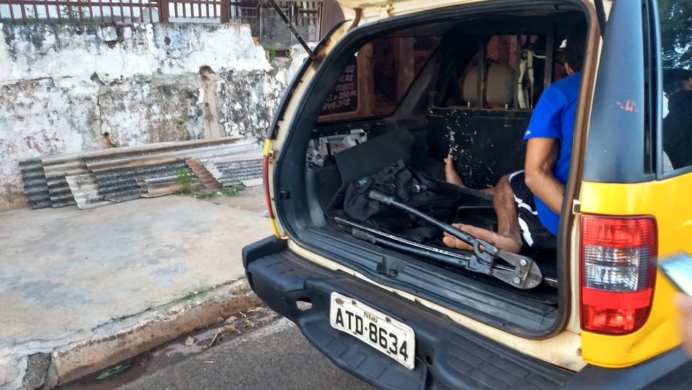 Operação tem como objetivo apreender drogas, armas e prender pessoas com mandado de prisão em aberto, em Londrina — Foto: Victor Hugo Bittencourt/RPC