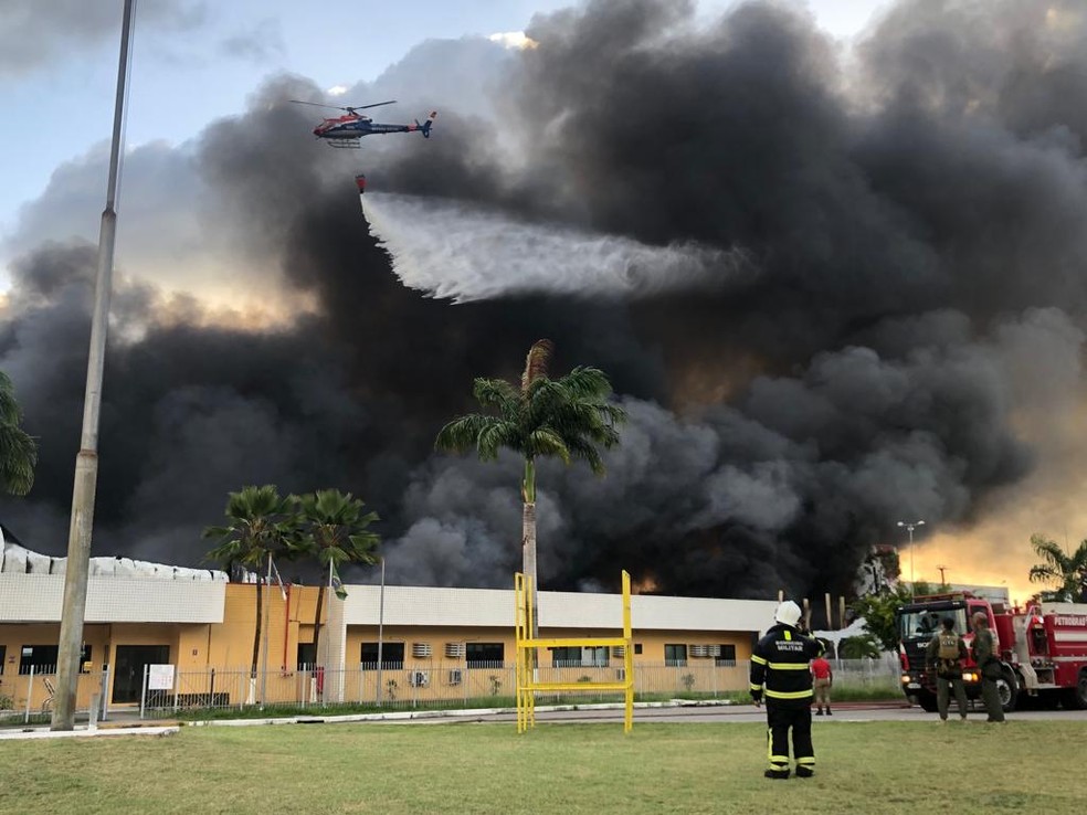 Helicóptero da SDS é utilizado para ajudar no combate ao fogo durante incêndio em fábrica no Grande Recife — Foto: Danilo César/TV Globo