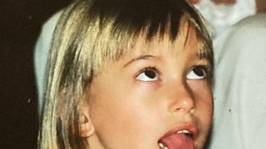 Hailey Bieber recupera fotos da infância e derrete seguidores