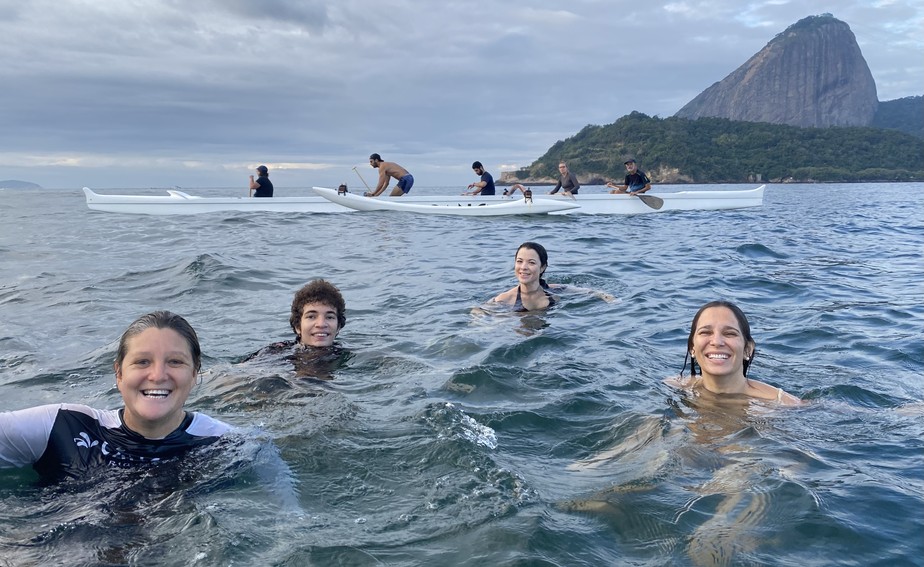 Mergulho. Gabriela (à esquerda) e alunos do CanoasRio em Botafogo