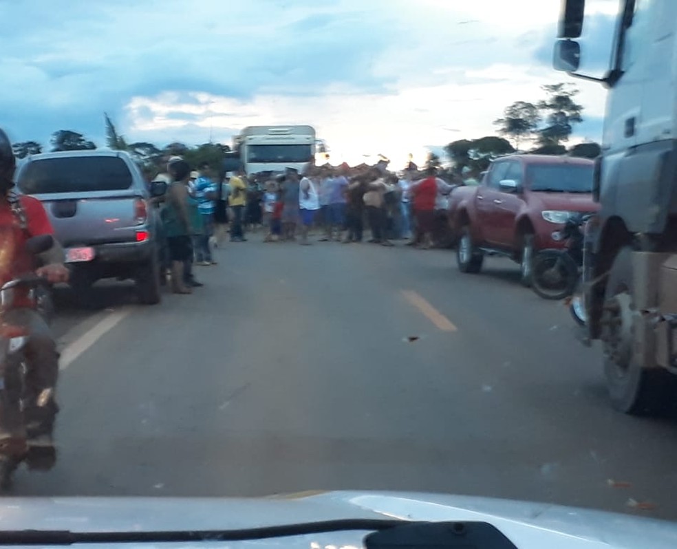Manifestação em Vista Alegre do Abunã gera congestionamento no tráfego (Foto: PRF/ Divulgação)