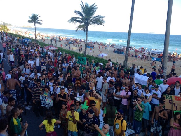 ManifestaÃ§Ã£o se reuniu no CoqueirÃ£o, prÃ³ximo ao Posto 9, em Ipanema (Foto: Cristiane Cardoso/G1)