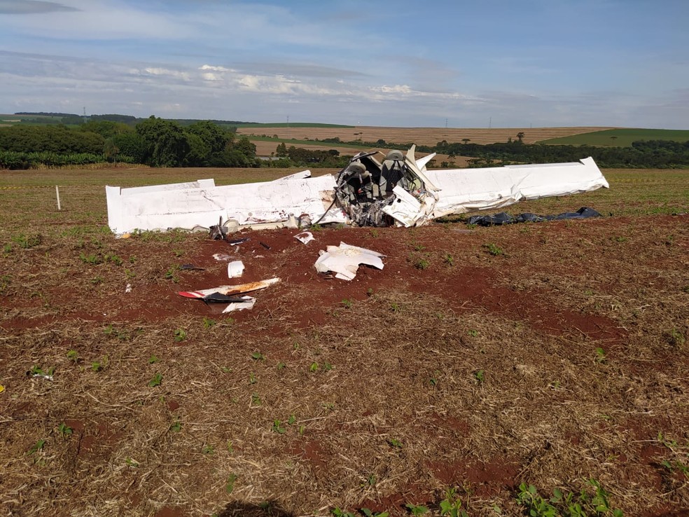 Aeronave de pequeno porte ficou destruída após queda, em Cascavel — Foto: Sidney Trindade/RPC
