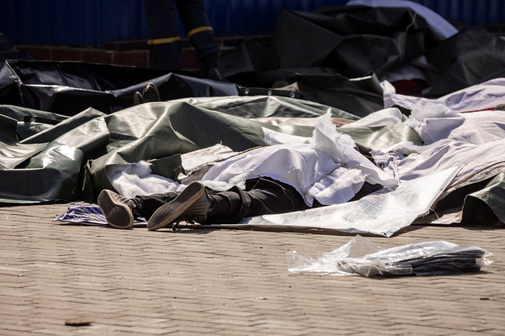 Corpos cobertos ap&oacute;s ataque em uma esta&ccedil;&atilde;o de trem em Kramatorsk, leste da Ucr&acirc;nia, em 8 de abril de 2022 &mdash; Foto: Fadel Senna/AFP