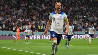 Harry Kane empata de pênalti para a Inglaterra — Foto: PAUL ELLIS/AFP