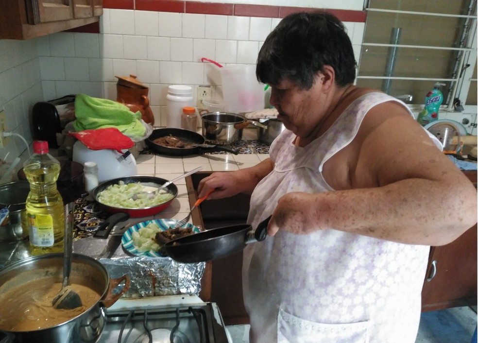 A mãe de Juan Pedro Franco parou de trabalhar fora para se dedicar ao filho em tempo integral (Foto: BBC)