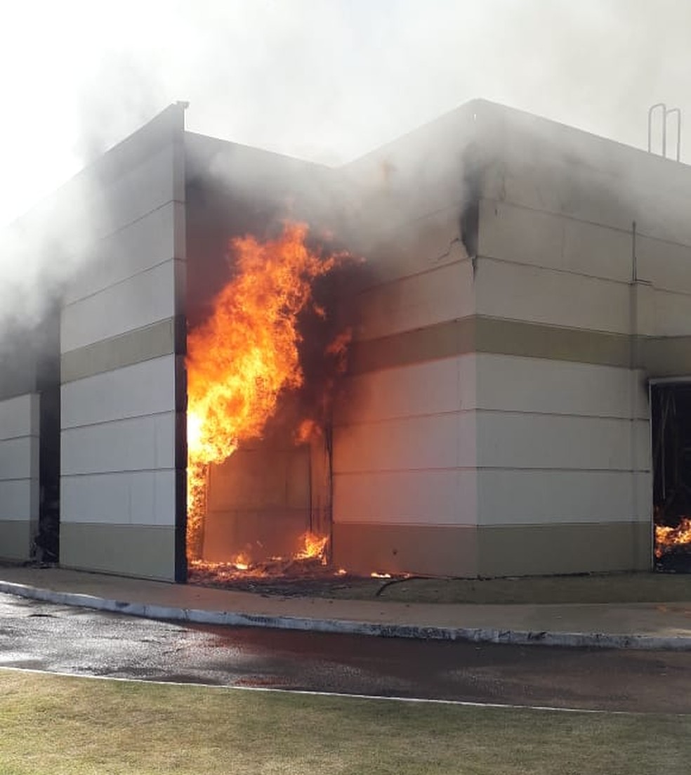 Shopping atacadista pegou fogo em Maringá — Foto: Corpo de Bombeiros/Divulgação