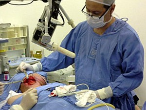 Médico usa novo equipamento durante cirurgia (Foto: Ramon Gabriel Teixeira Rosa/Arquivo pessoal)