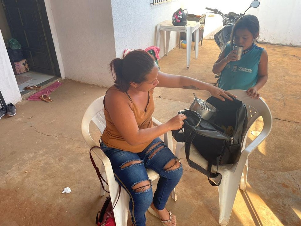 Fam&iacute;lia guarda mochila que Adriano levava para o trabalho. &mdash; Foto: Jos&eacute; C&acirc;mara/g1 MS