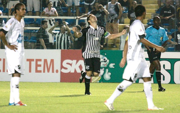 Mota comemora gol do Ceará contra o ABC (Foto: LC Moreira / Futura Press)